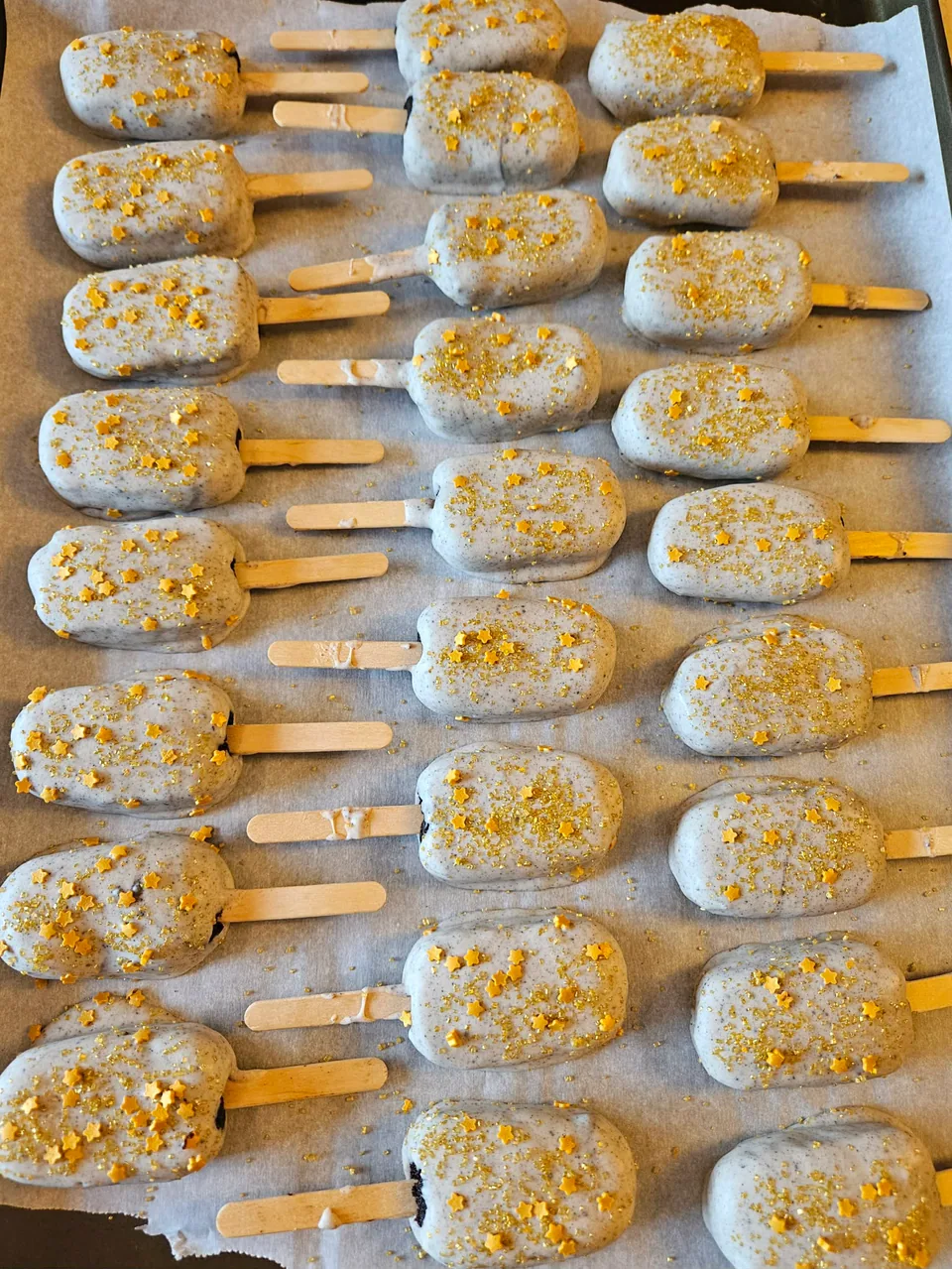 White chocolate-dipped cake pops decorated with gold stars